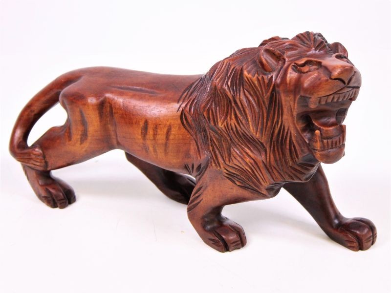 Knappe houten leeuw